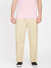 Lade das Bild in den Galerie-Viewer, Volcom - PLEATED CHINO HOSE - ALMOND