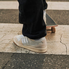 Lade das Bild in den Galerie-Viewer, Adidas - FORUM 84 LOW ADV CWHITE/FTWWHT/CLOWHI