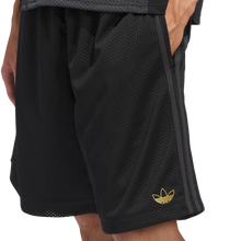 Lade das Bild in den Galerie-Viewer, Adidas - TYSHAWN B SHORT BLACK/MAGOLD/CARBON