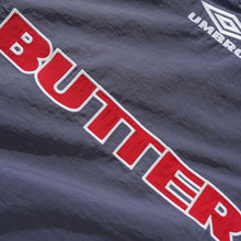 Lade das Bild in den Galerie-Viewer, Butter Goods x Umbro - Training Pullover, Slate / Navy