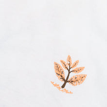 Lade das Bild in den Galerie-Viewer, Magenta -  Previous Next  Previous Next BLOSSOM TEE - WHITE