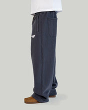 Lade das Bild in den Galerie-Viewer, Homeboy - TRACKIE DACKS Grey Washed
