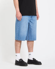 Lade das Bild in den Galerie-Viewer, volcom - Chillow 24" Jeansshorts - Dirty Cowboy Blues
