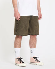 Lade das Bild in den Galerie-Viewer, Volcom - Billow 22" Jeansshorts - Sage Leaf

