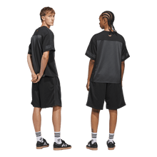 Lade das Bild in den Galerie-Viewer, Adidas - TYSHAWN B SHORT BLACK/MAGOLD/CARBON
