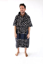Lade das Bild in den Galerie-Viewer, ALL-IN Beach Crew V Poncho Matis Black
