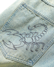 Lade das Bild in den Galerie-Viewer, Butter Goods - Scorpion Stitch Denim Jeans, Tinted Light Blue
