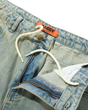 Lade das Bild in den Galerie-Viewer, Butter Goods - Scorpion Stitch Denim Jeans, Tinted Light Blue
