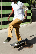 Lade das Bild in den Galerie-Viewer, Magenta Skateboards - PANELS TEE - WHITE
